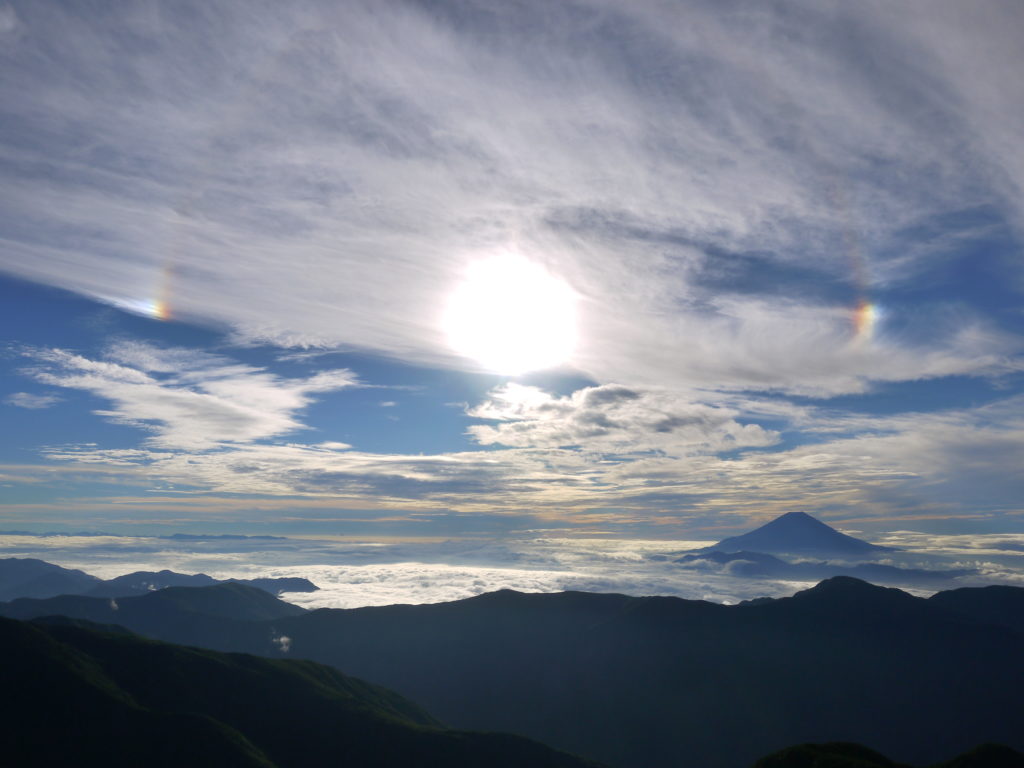 椹島から千枚岳・悪沢岳・赤石岳をぐるっと巡ります。「富士」と「太陽」と「虹」のコラボに大感激です。