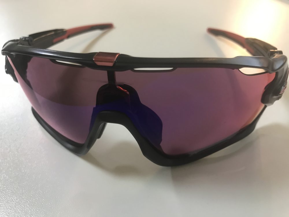 私はロードバイクのサングラスにオークリーの Jawbreaker Prizm ロードサングラス をチョイスしました